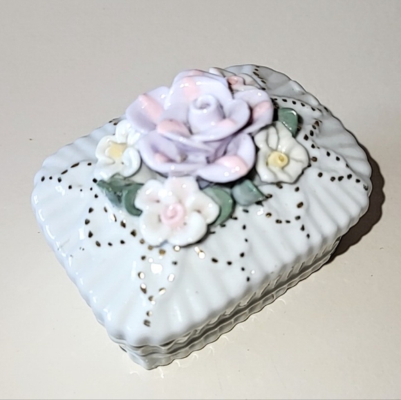 FLORAL CERAMIC TRINKET BOX or JEWELRY BOX - VINTAGE - Picture 12 of 12